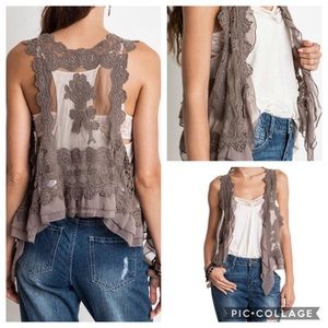 ☘️3/$20 Umgee lace cover Sz Medium